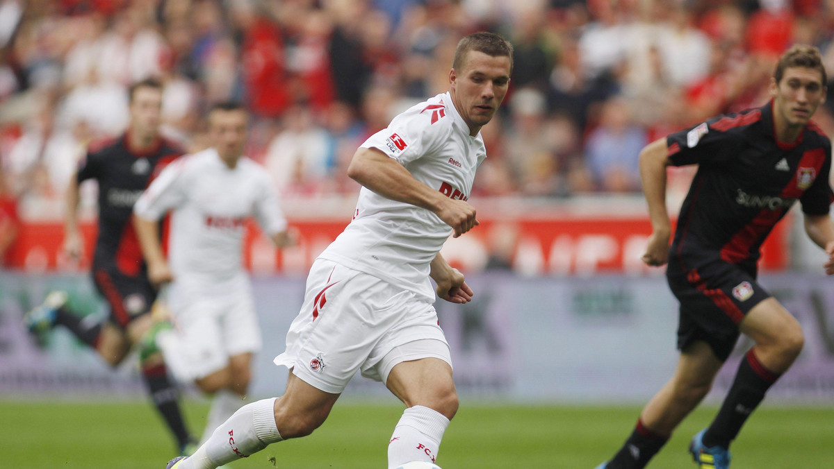 Niemieckim piłkarzem polskiego pochodzenia Lukasem Podolskim interesuje się Tottenham Hotspur - poinformowały brytyjskie media. Urodzony w Gliwicach 26-letni napastnik FC Koeln miałby zastąpić Emmanuela Adebayora.