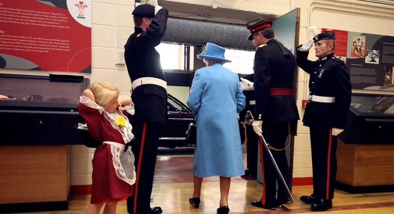 soldier accidentally smacks 6-yr-old's face after she greets the Queen in Wales