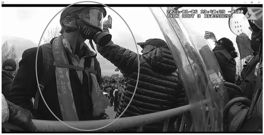 Evan Nojman sa gas maskom