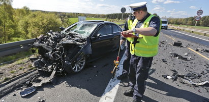 Audi wbiło się pod tira. Kierowca ciężko ranny