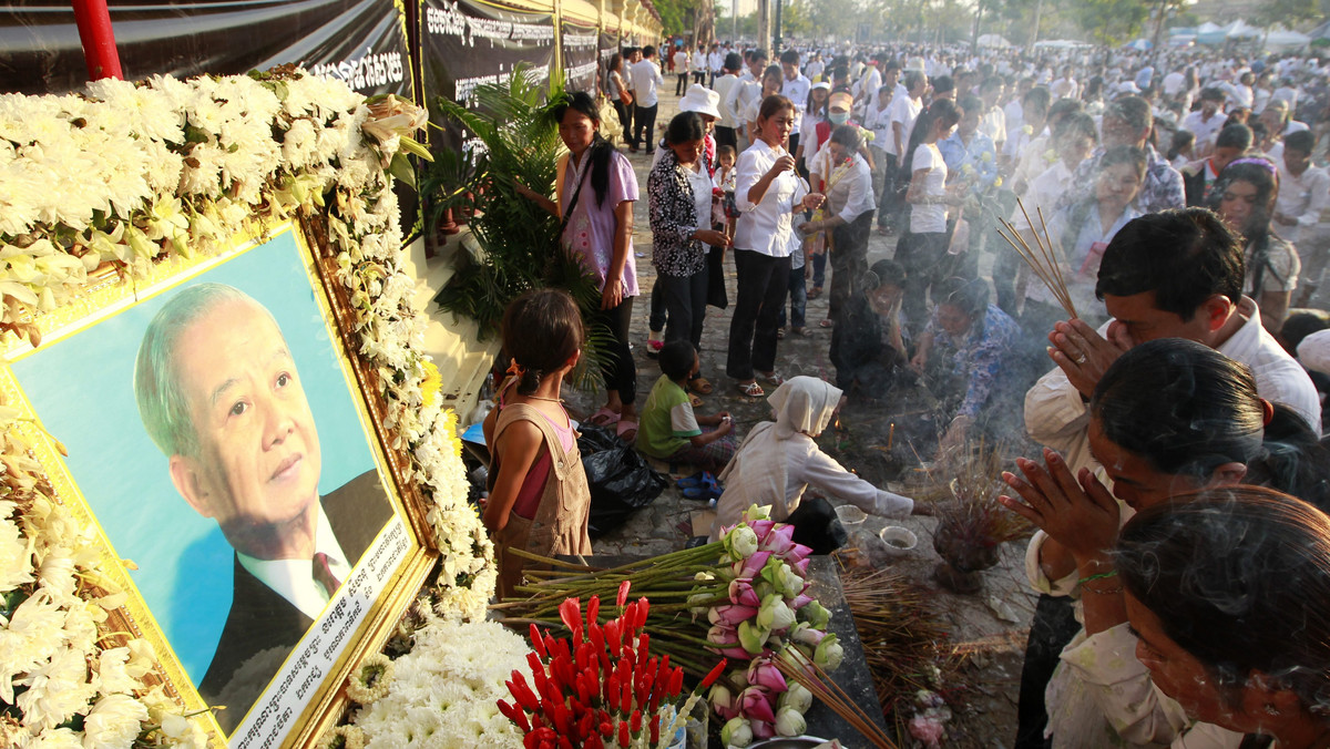 Ciało króla Kambodży Norodoma Sihanouka, zmarłego w październiku, spalono w Phnom Penh w obecności licznych dygnitarzy zagranicznych. Kremacja była punktem kulminacyjnym trwających od piątku uroczystości pogrzebowych.