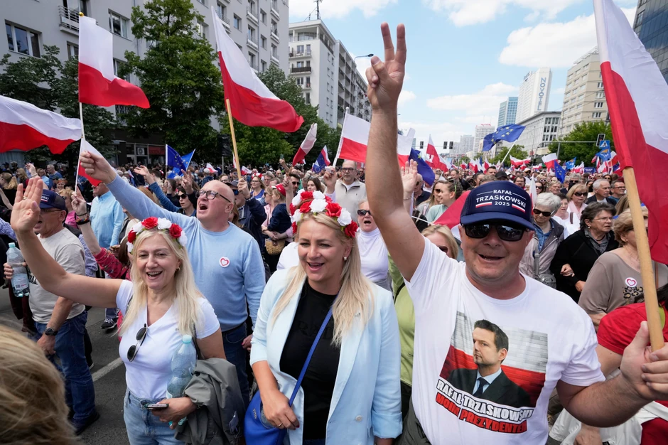 Pristalice Rafala Tšaskovskog na maršu u Varšavi 25. maja