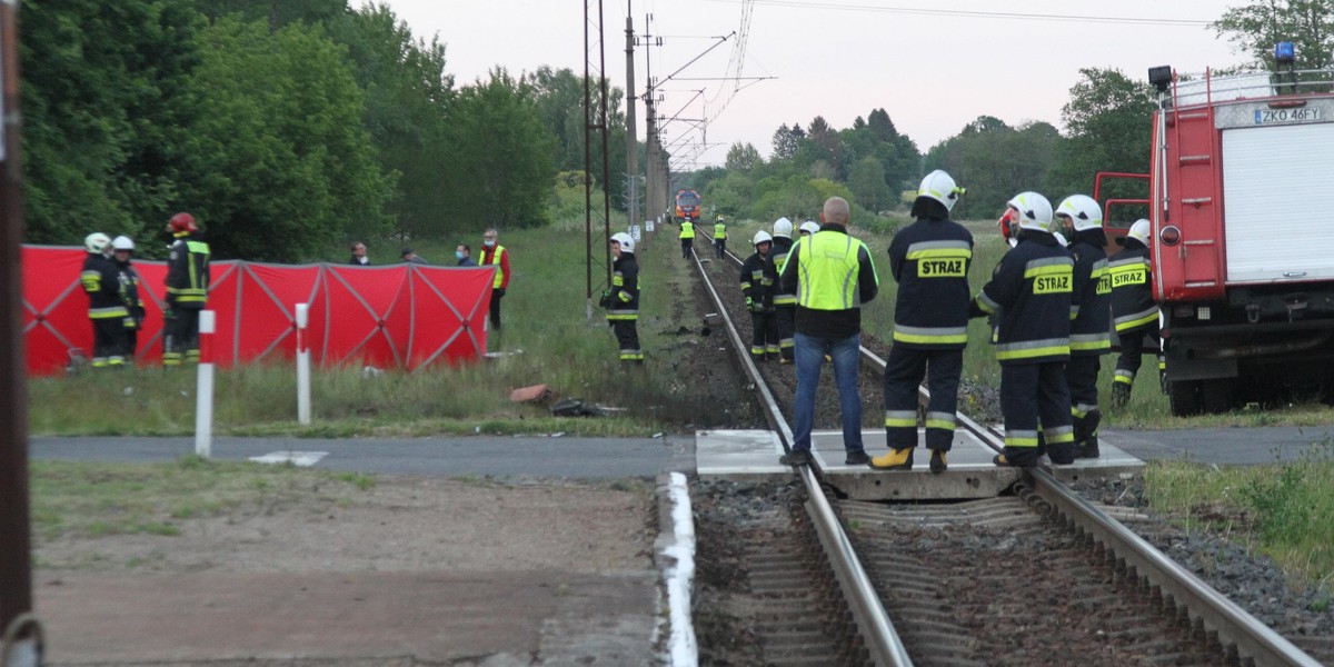 Tragedia na przejeździe w Dunowie. Nie żyje dwóch mężczyzn