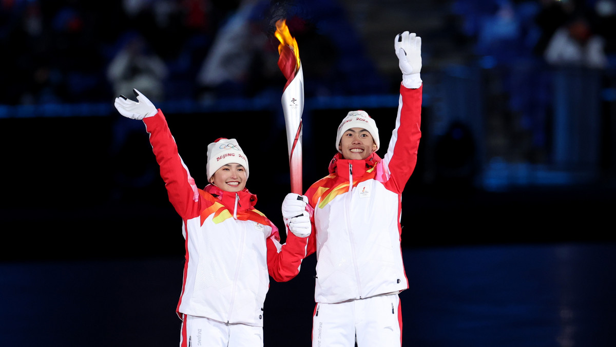 Pekin 2022: To była tajemnica. Para młodych sportowców zapaliła znicz