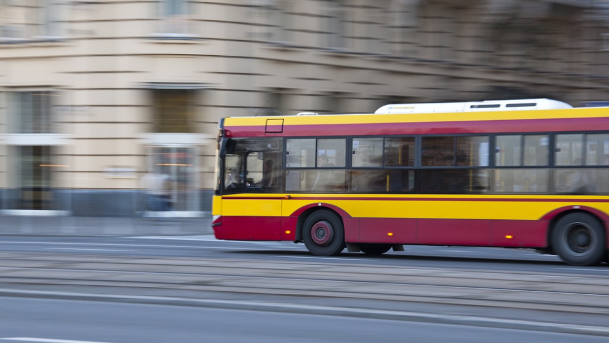 Cztery osoby zostały ranne w wyniku zderzenia autobusu miejskiego z samochodem osobowym. Kierowcy muszą liczyć się z utrudnieniami w okolicach ul. Batorego.