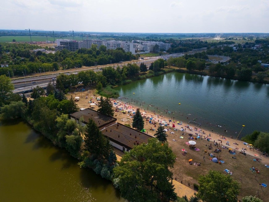 Glinianki położone są w zachodniej części miasta na pięknym zielonym terenie