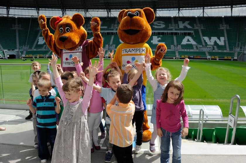 Cieszące się dzieci z Domisiami na Stadionie