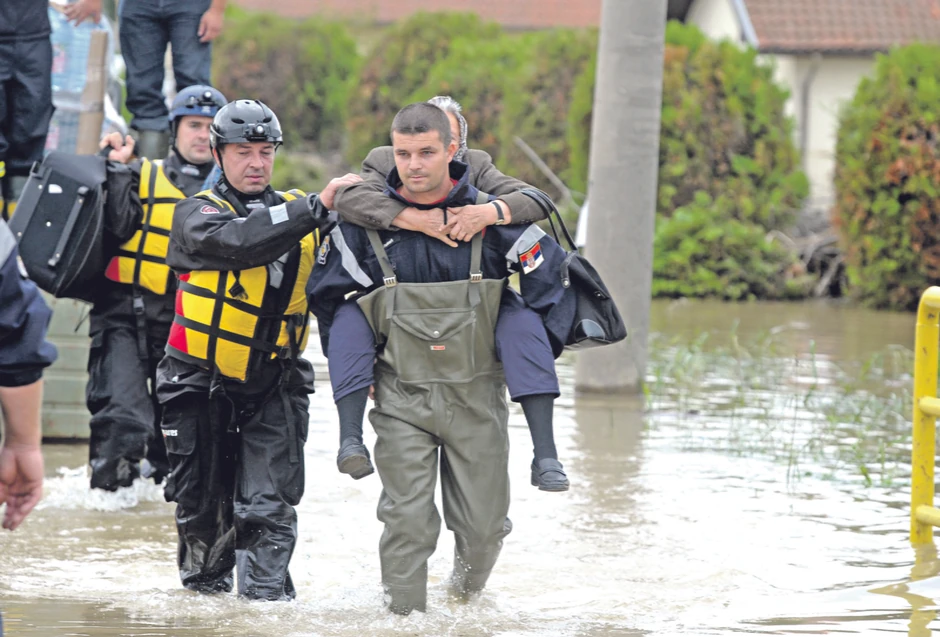 S čamcima spasavaju po ceo dan