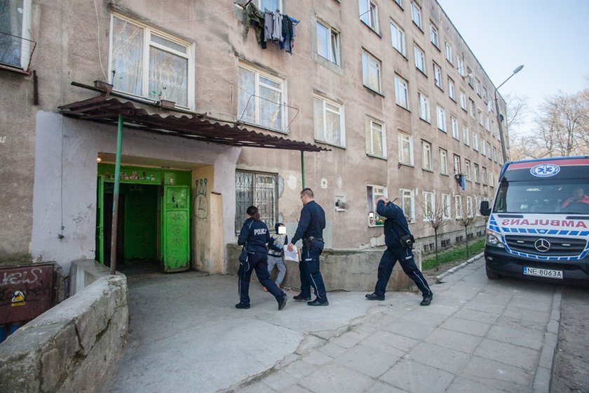 Zwłoki przygniecione szafą. Makabryczne odkrycie w bloku