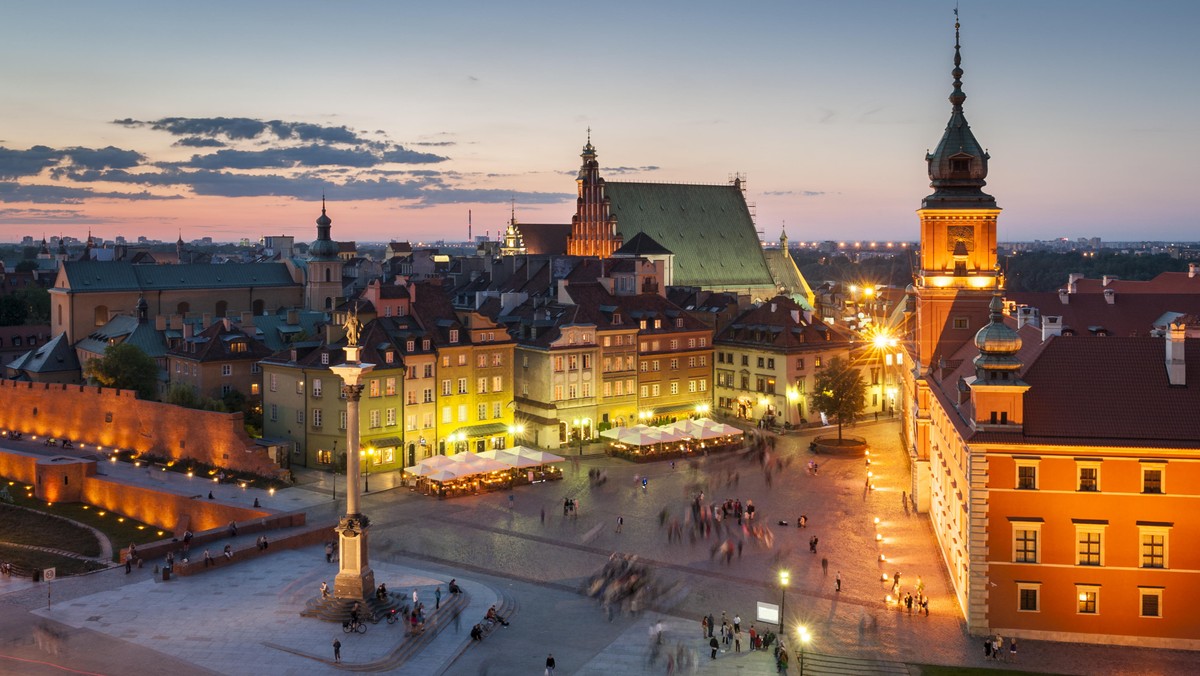 Latem Warszawie grozi komunikacyjny paraliż. Od soboty przed 2 miesiące pociągi podmiejskie przestaną jeździć przez most średnicowy. Dodatkowo przez cały lipiec i sierpień nieczynne będą dwie centralne stacje metra w związku z budową drugiej linii kolejki. Zaplanowano również budowę nowych estakad na Trasie Łazienkowskiej. Władze miasta uruchamiają komunikację zastępczą, która ma służyć pasażerom metra i kolei.