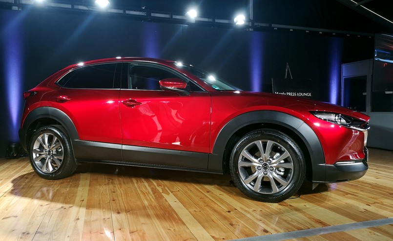 Nowa Mazda CX-30 rozwija stylistykę Kodo o takie elementy, jak: Yohaku - piękno pustej przestrzeni, Sori - pełne wyważonej dyskrecji krzywe linie oraz Utsuroi – gry światła i cienia