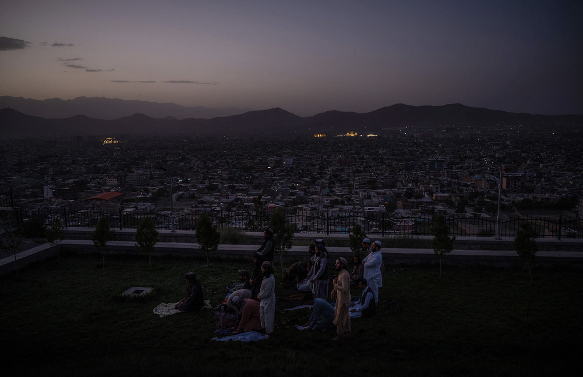 Wieczorna modlitwa talibów. Kabul, 6 sierpnia 2022 r. 