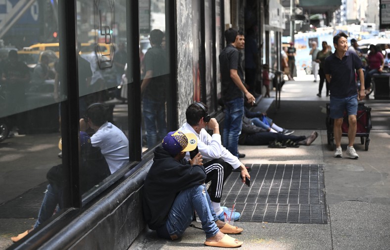 Migrantes hacen cola frente al Hotel Roosevelt en Manhattan el 1 de agosto de 2023.