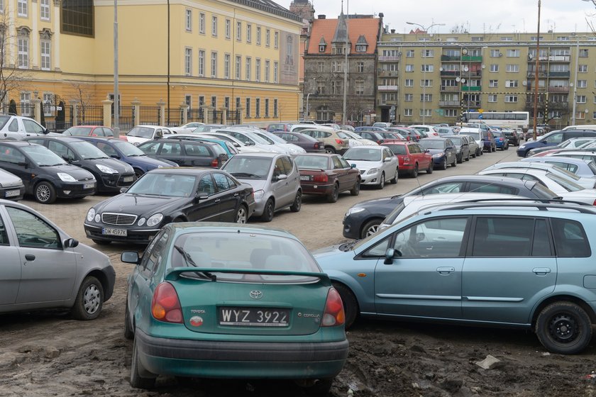 Darmowy parking przy ul. Zamowej, na którym stoją dziesiątki aut