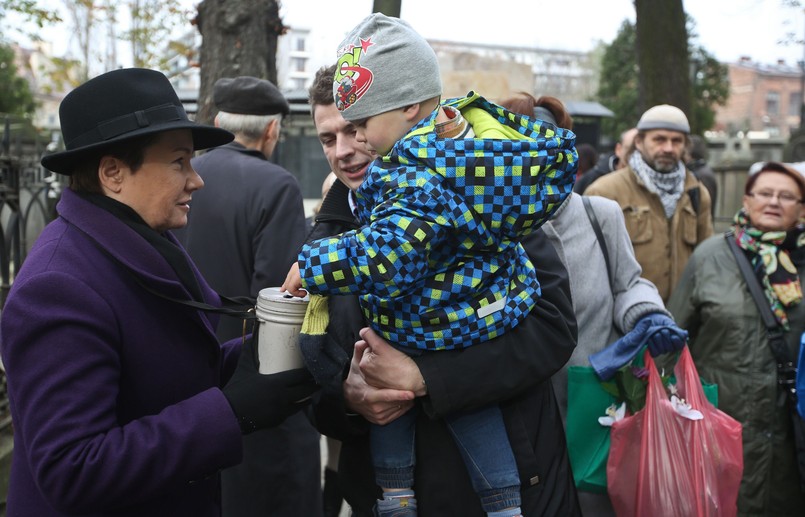 W dniu Wszystkich Świętych cmentarz na Powązkach, jak co roku, wypełnił się tłumem warszawiaków i gości odwiedzających stolicę.