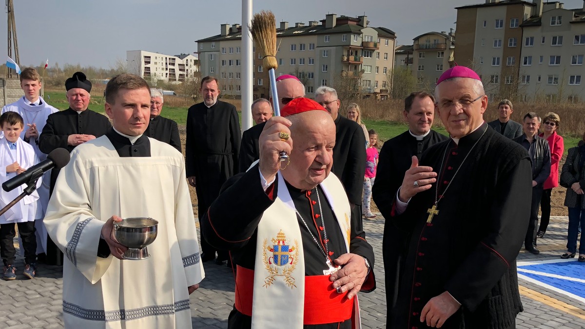 Za zaproszenie duchowieństwa oraz władz miasta bliski przyjaciel Jana Pawła II poświęcił ulicę, która została nazwana na cześć rodziców Karola Wojtyły. Obok kościoła powstało też rondo im. Światowych Dni Młodzieży.