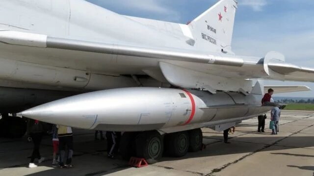 Zaletą pocisków Ch-22 jest duża prędkość, dzięki której są niemal niemożliwe do przechwycenia przez systemy używane przez siły zbrojne Ukrainy