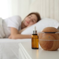Milyen illóolajok hatnak az alvásra? Így segíthet az aromaterápia