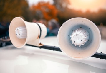 Szirénázó mentőautó közeledik? Ha befékezik, az a legrosszabb! Így lehetünk mi is bajtársak