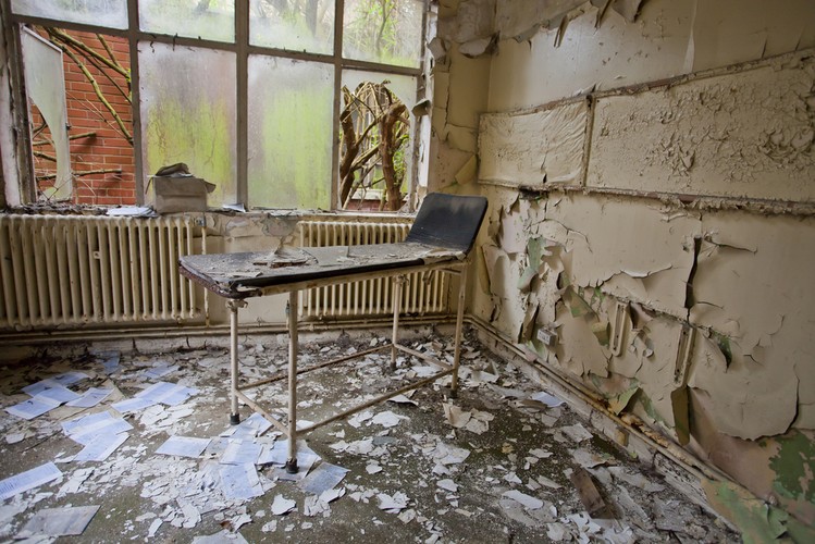 Szpital Psychiatryczny w Weston - Dziewiętnastowieczne szpitale dla osób chorych psychicznie to nie były miłe miejsca. Szpital w Weston bił je jednak wszystkie na głowę. Przeznaczony dla 250 pacjentów, w latach 50-tych XX wieku był zamieszkany przez prawie dwa i pół tysiąca chorych. Zamknięto go raptem dwadzieścia lat temu i od tego czasu obserwuje się tam zjawiska paranormalne.