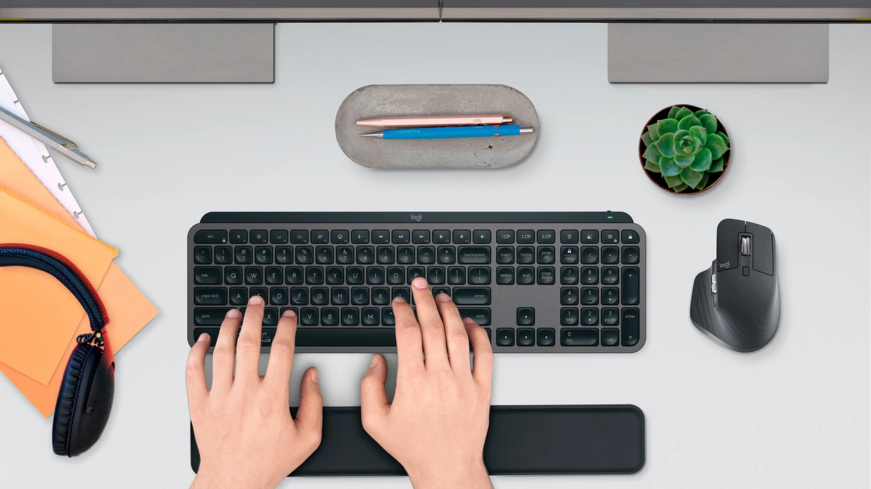 Logitech oferuje zestaw MX Keys S Combo, który składa się z klawiatury MX Keys S, podkładki pod nadgarstki i myszy MX Master 3S za 999 PLN (stan na czerwiec 2023)