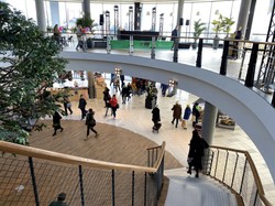 Gnom grasuje w warszawskich galeriach handlowych. "Męczy pracowników"