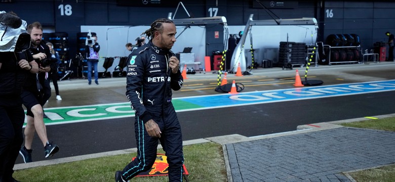 Lewis Hamilton broni Maxa Verstappena przed brytyjskimi kibicami