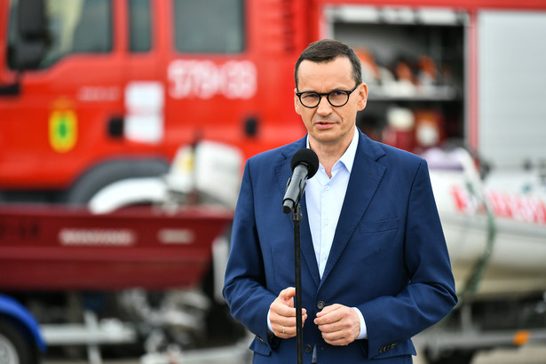 Premier Mateusz Morawiecki podczas konferencji prasowej w miejscowości Uraz (woj. dolnośląskie)