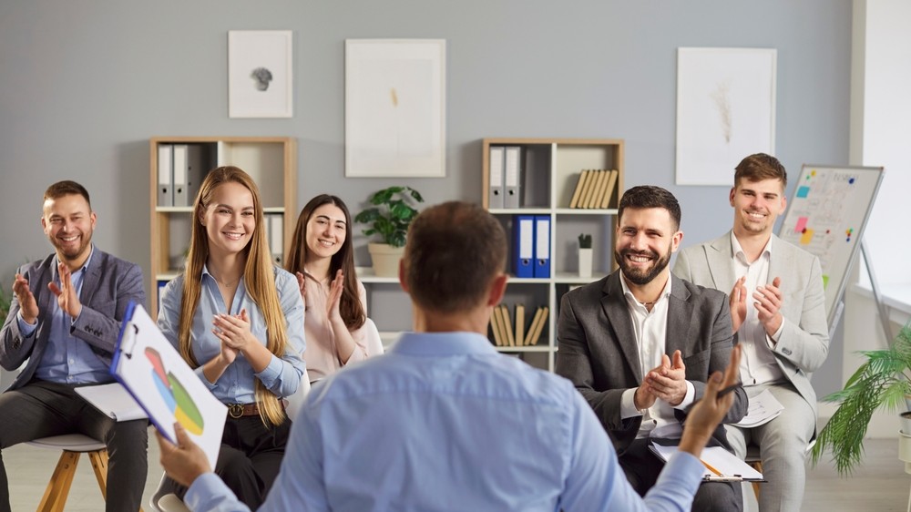 Cum îți motivezi echipa în sezonul rece: 5 beneficii extrasalariale apreciate de angajați toamna 
