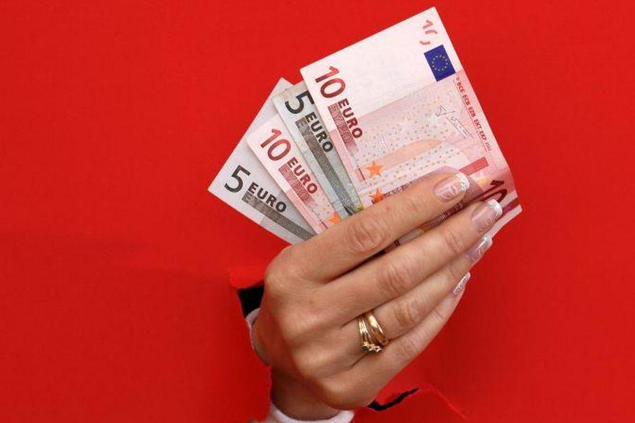 ręka pieniądze euro oferta czerwone tło kontroferta
