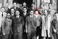 Zespół budujący reaktor w Chicago. Enrico Fermi stoi w pierwszym rzędzie po lewej, Leona Woods w środkowym rzędzie, druga z prawej