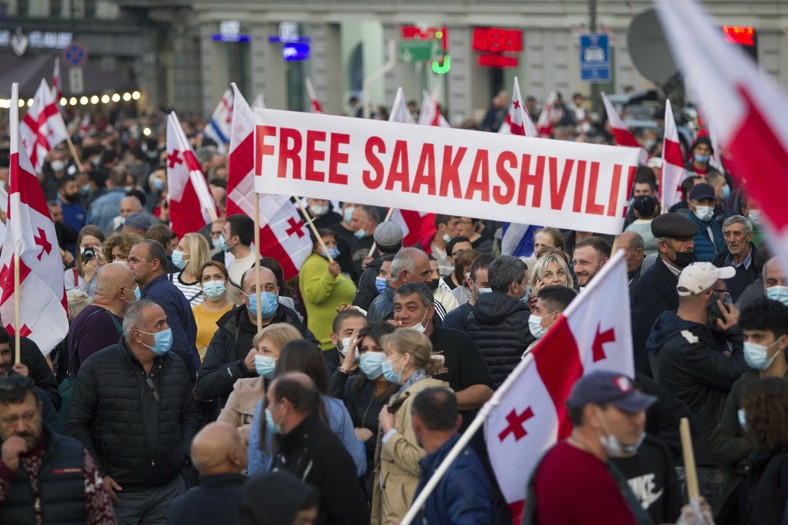 Zwolennicy byłego prezydenta Gruzji Saakaszwilego domagający się jego uwolnienia 14 października 2021 r.