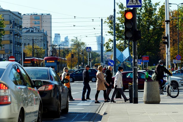 Przechodnie Warszawa ulica ludzie sondaż