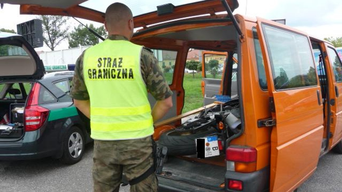 Patrol Straży Granicznej z Placówki w Kostrzynie nad Odrą zmuszony był do podjęcia pościgu za VW T4, który nie zatrzymał się do kontroli mimo wydawanych mu znaków - informuje mł. chor. SG Anna Galon, rzecznik prasowy Komendanta Nadodrzańskiego Oddziału Straży Grnaicznej.