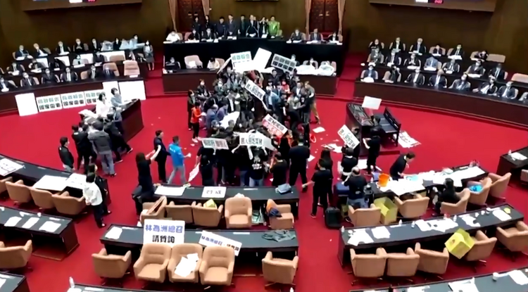 Verekedés a tajvani parlamentben