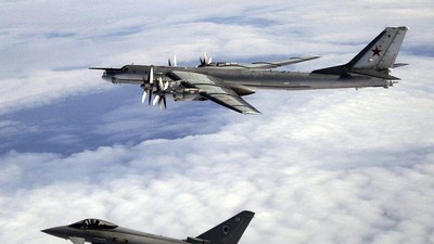 Tu-95 w towarzystwie Tyhoona RAF-u