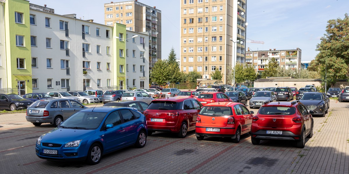 Mieszkańcy muszą płacić aż 90 zł miesięcznie za parkowanie pod własnym domem.