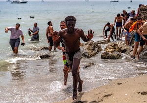 Migranti pokušavaju da pređu iz Maroka u špansku enklavu Seutu, Španija digla vojsku