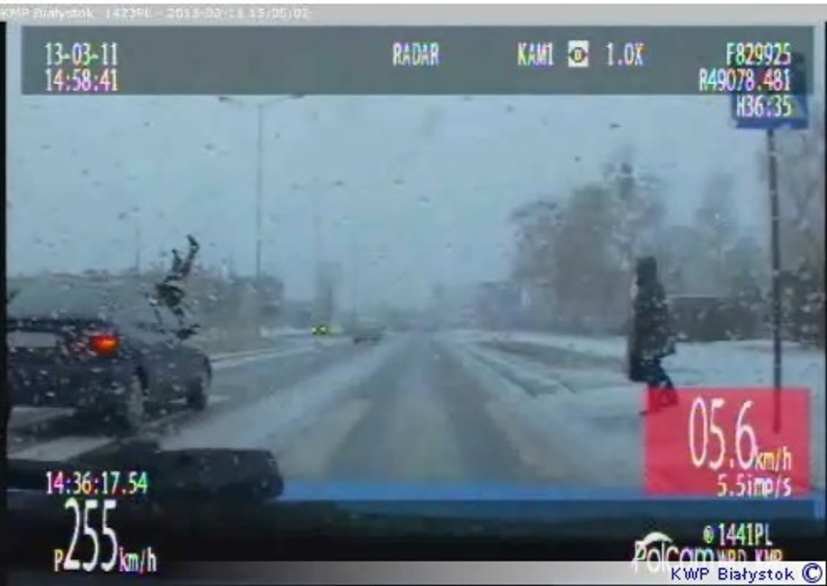 Potrąciła kobietę na oczach policji! Dramatyczne wideo