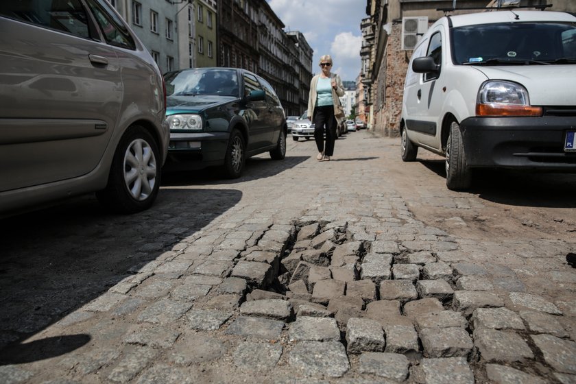 Dziurawe chodniki na Nadodrzu we Wrocławiu