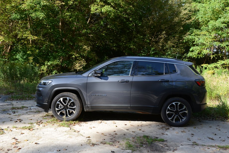 Jeep Compass 4xe daje do dyspozycji 240 KM i może rozpędzić się do 200 km/h, ale w praktyce są momenty, gdy czuje się, że pod maską pracuje mały silnik spalinowy. Elektryczny motor nie zawsze wystarczy, by go wesprzeć.