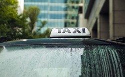 Protest taksówkarzy w Warszawie. Domagają się od rządu tarczy antykrysowej