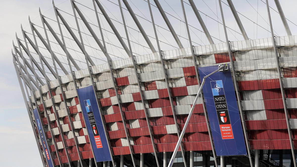 Szczyt NATO banery na fasadzie stadionu narodowego