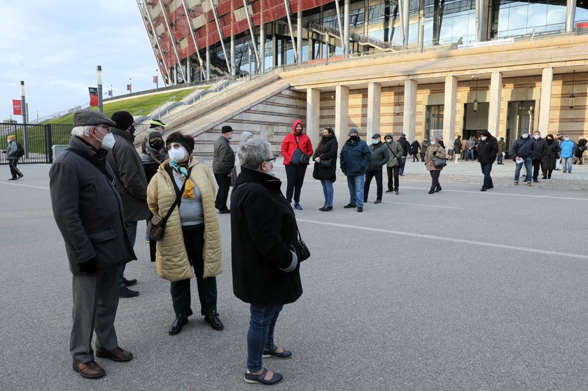 Dantejskie sceny w kolejce do szczepień na Stadionie Narodowym.