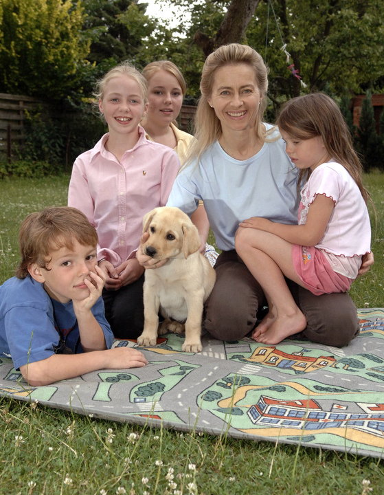 Ursula von der Leyen z dziećmi Egmontem, Victorią, Donatą i Gracią oraz ich psem Milou 5 lipca 2005