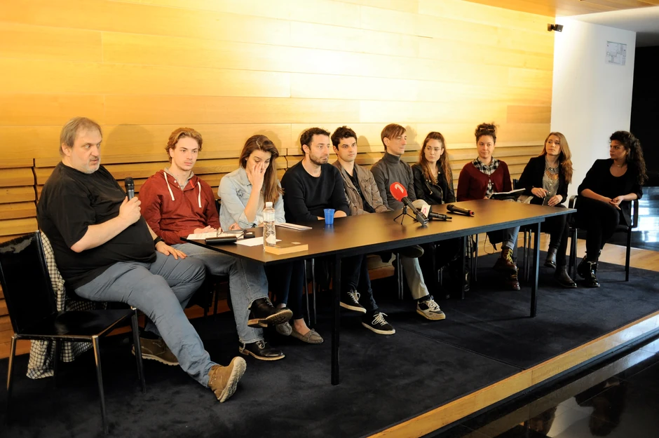 Slučajna smrt jednog anarhiste: Ansambl na okupu