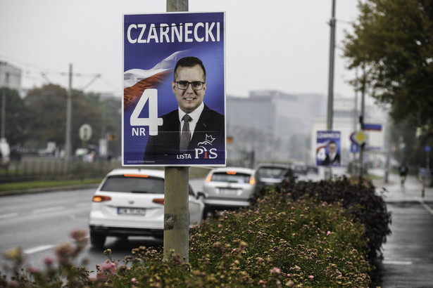 Plakaty wyborcze Przemysława Czarneckiego. Zdjęcie archiwalne z 2019 roku