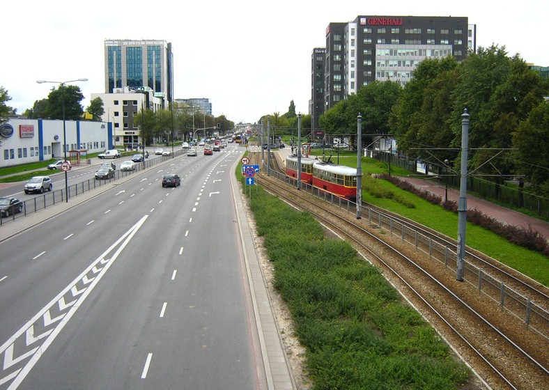 Ulica Marynarska w Warszawie. W głębi skrzyżowanie z ul. Postępu. Autor: Panek, CC BY 3.0