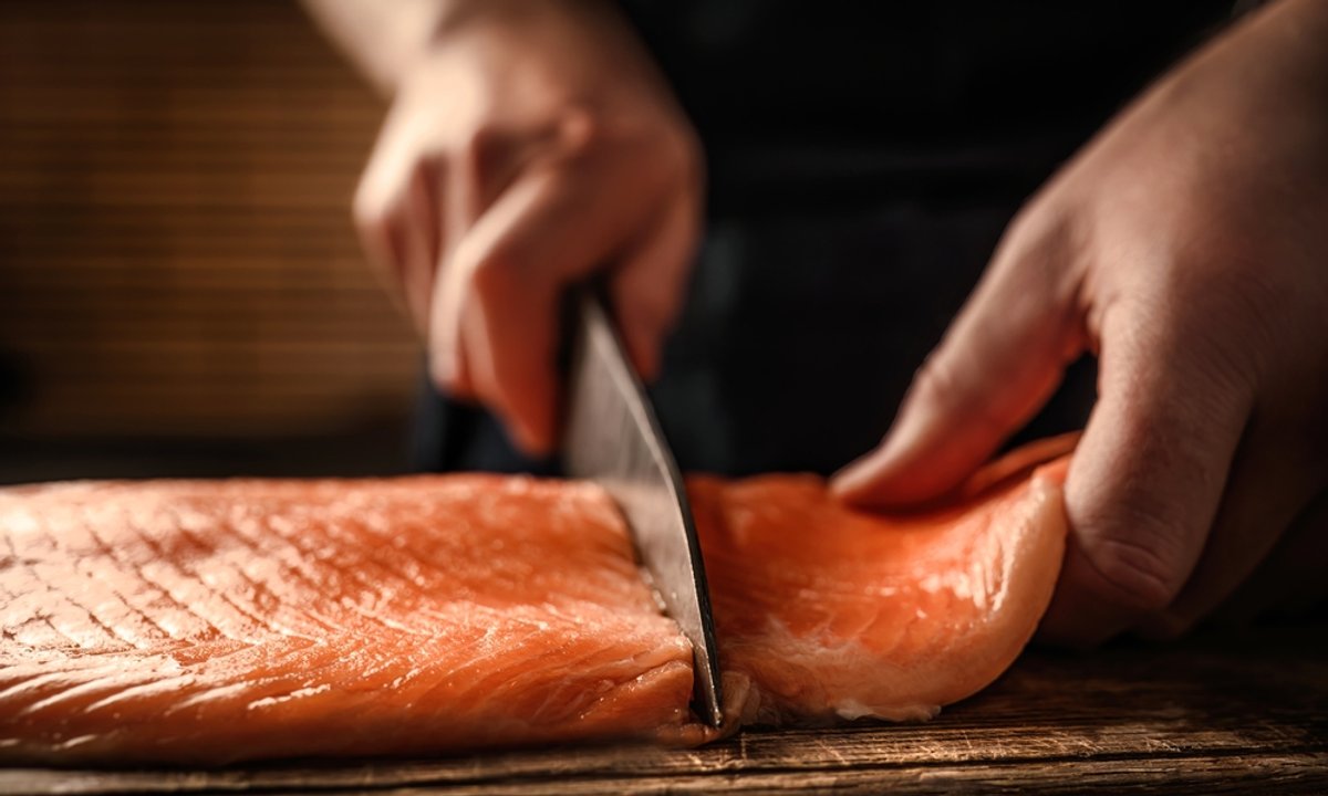 Polacy zajadają się tym łososiem – inne kraje go zakazały. Eksperci biją na alarm