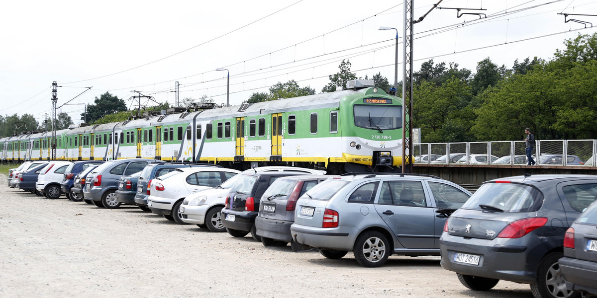 Będą nowe parkingi przy torach